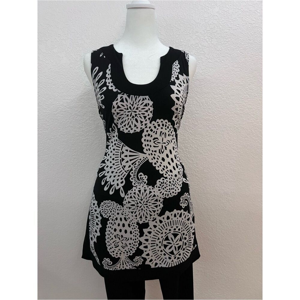 White House Black Market Tunic Top XS Black White Medallion Sleeveless Blouse